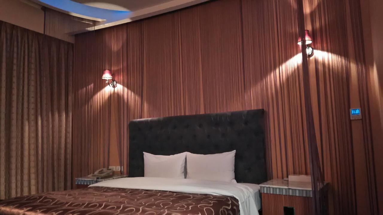 Michelle Motel Taichung Buitenkant foto