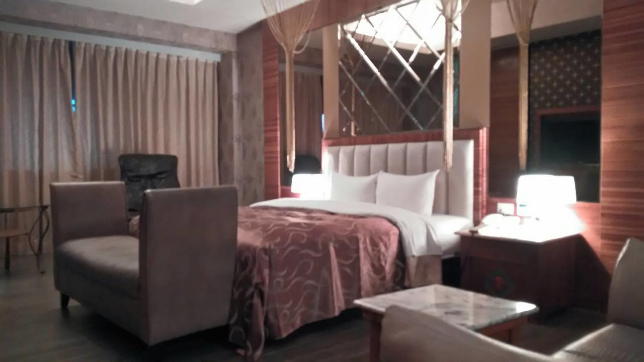 Michelle Motel Taichung Buitenkant foto